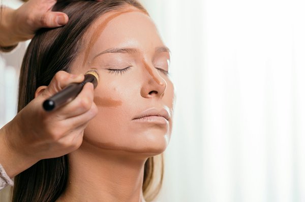 Quelle est la meilleure méthode pour appliquer le contouring pour un visage en forme de cœur?