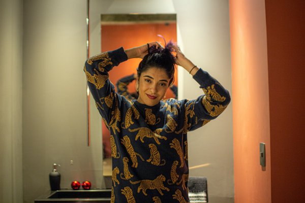 Comment intégrer des accessoires en paille dans une tenue urbaine?